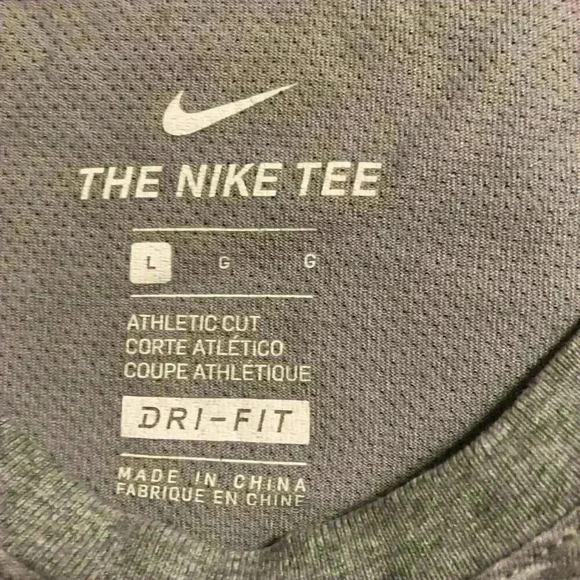 Nike Run Vented Mesh Gray Top w/ Reflective Run Logo Size Large - Picture 2 of 5